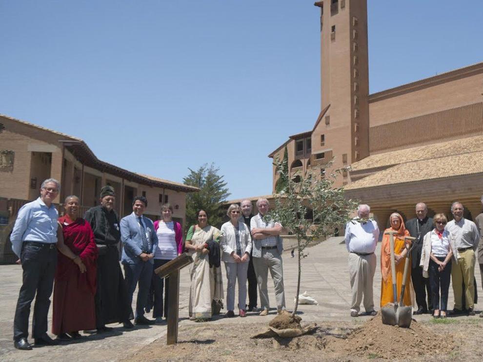 Científicos y líderes religiosos reunidos en Torreciudad (Huesca).