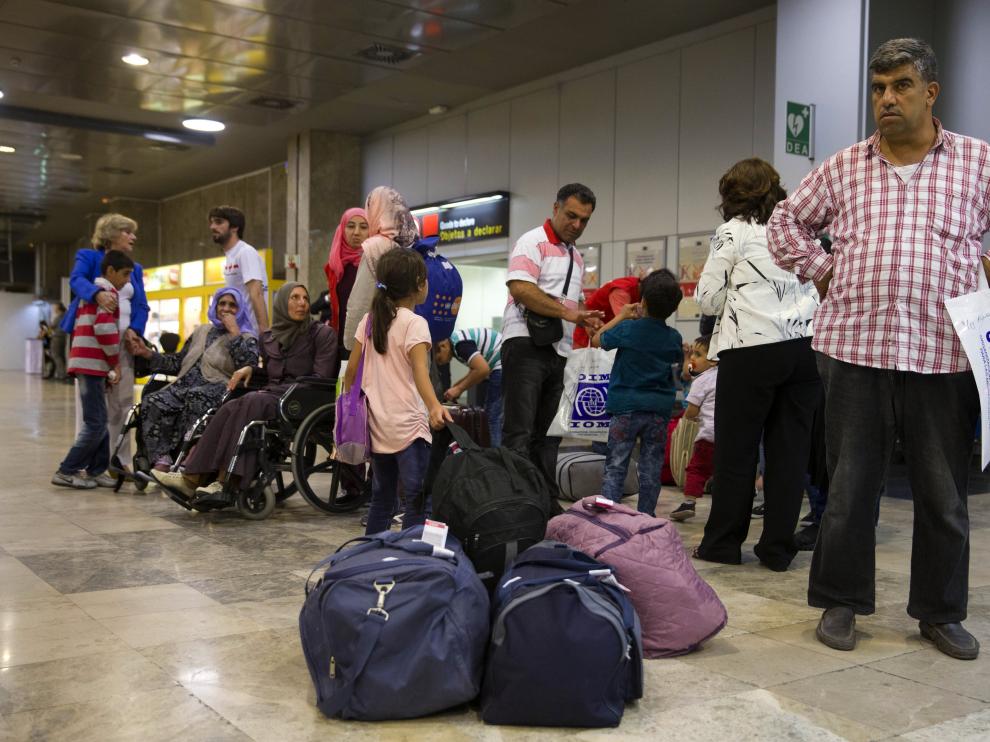 En Barajas un grupo de 18 refugiados sirios.