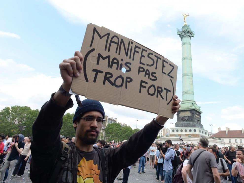 Un manifestante sostiene una pancarta durante la manifestación en París.