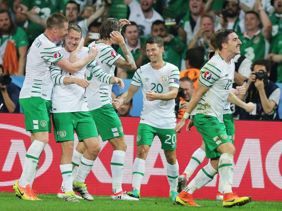 Los jugadores irlandeses celebran un gol histórico.
