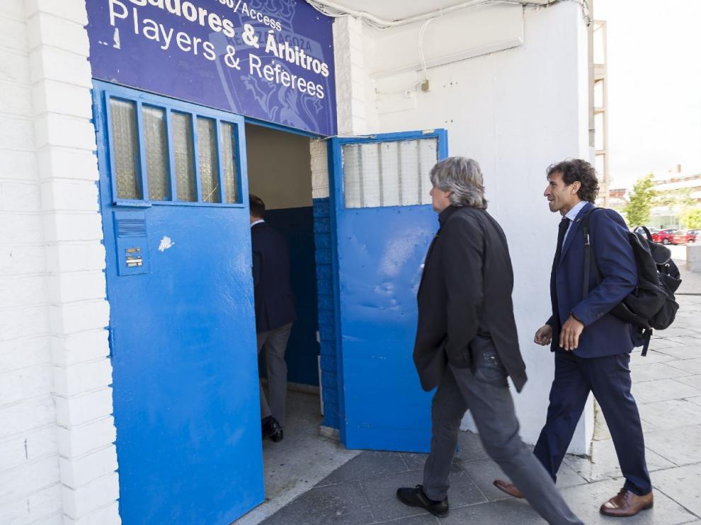 Narciso Juliá y Luis Milla entran en la zona de vestuarios de La Romareda el día de la presentación del nuevo entrenador del Real Zaragoza.