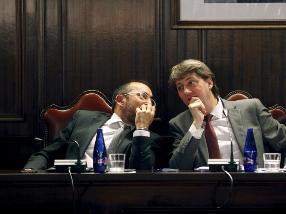 El presidente de la Diputación de Soria, Luis Rey (i), junto al alcalde de la capital, Carlos Martínez, en un pleno municipal.