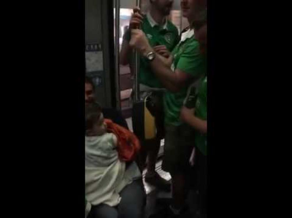 Los aficionados irlandeses cambian sus cánticos por una nana para calmar a un bebé