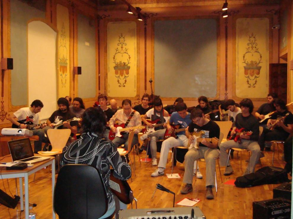 Clase en la Escuela municipal de música y danza.