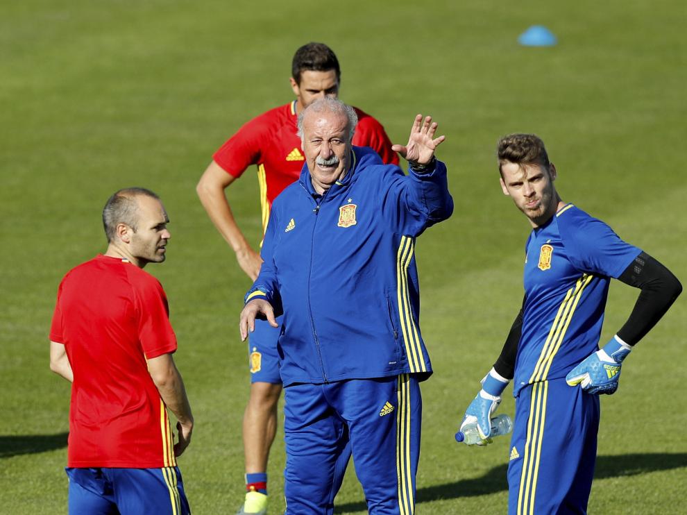Vicente del Bosque da instrucciones a los jugadores durante el entrenamiento de este viernes en la Isla de Ré.