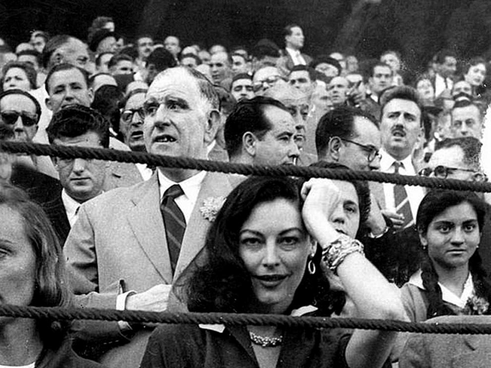 Ava Gardner, en una vista a la plaza de todos de la Misericordia de Zaragoza, en la famosa foto de Luis Mompel.