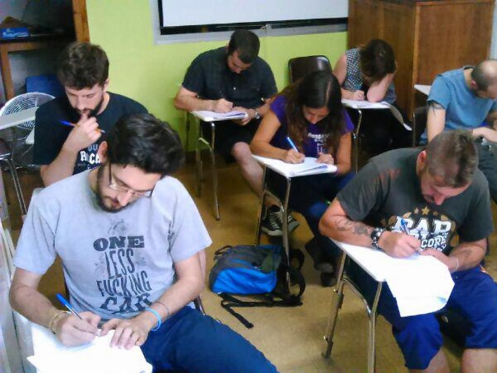 Imagen de una clase de lengua aragonesa en la Asociación Cultural Nogara