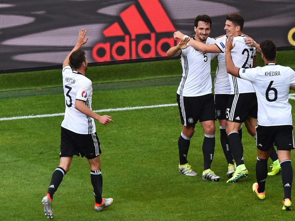 Los alemanes celebran un gol ante Eslovaquia.
