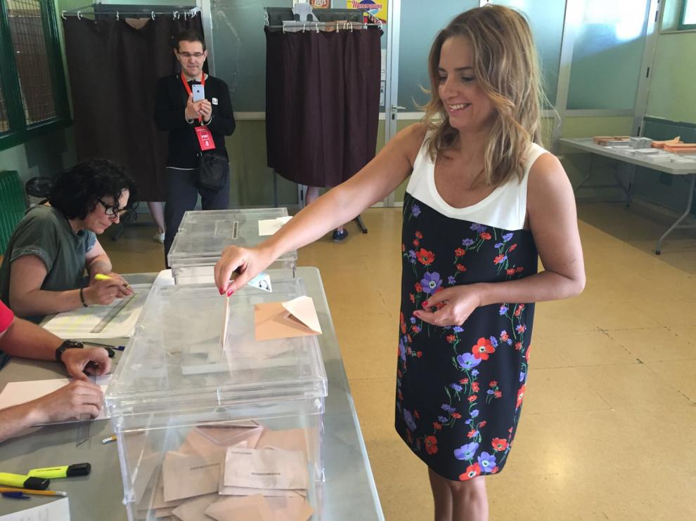 Susana Sumelzo ejerciendo su derecho al voto