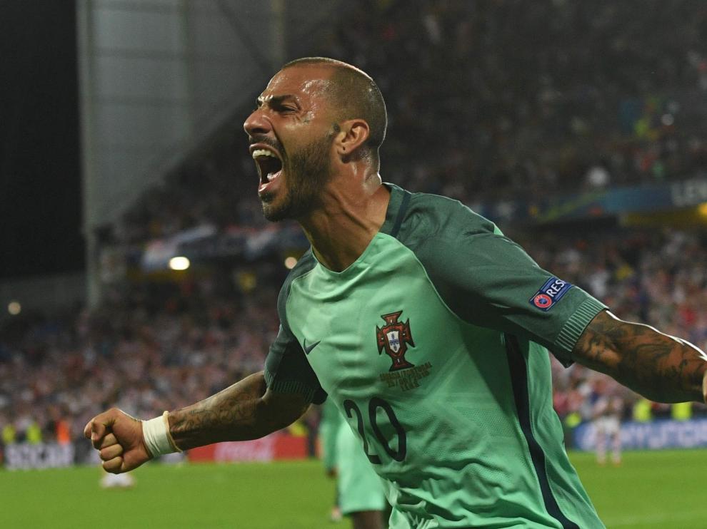 Ricardo Quaresma celebra el gol que anotó ayer en la prórroga a Croacia y que da el pase a cuartos de final a Portugal.