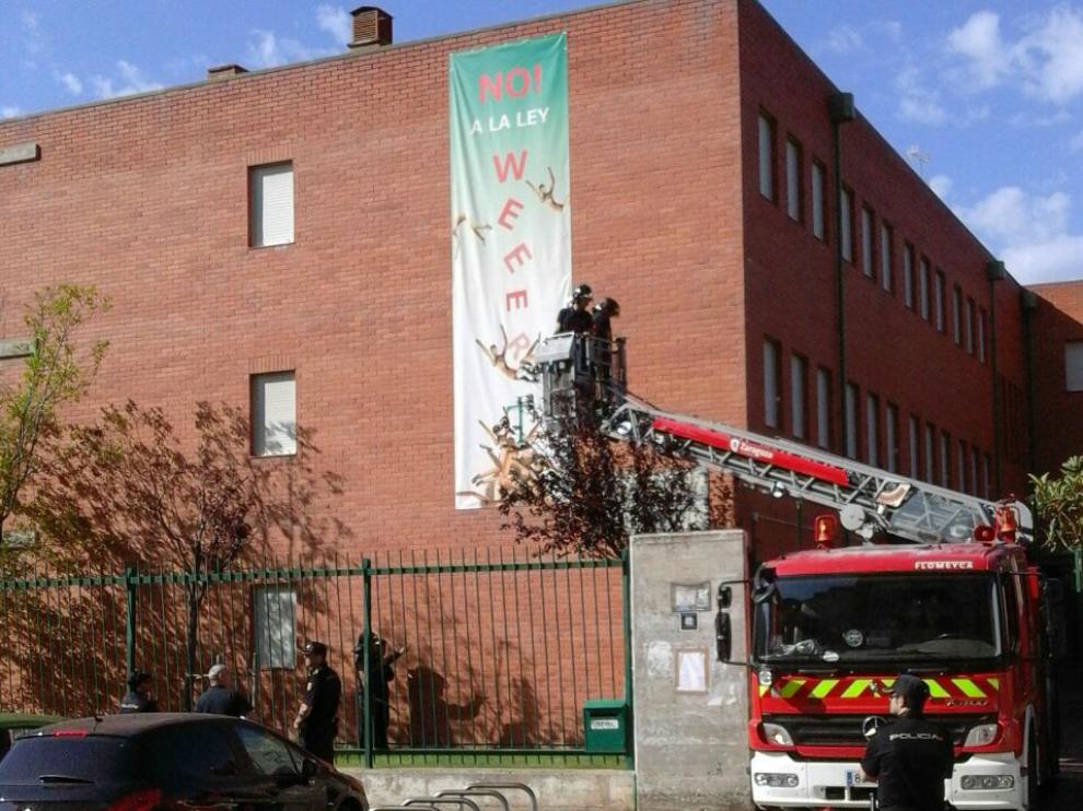 Retirada de una pancarta contra Wert en el IES Andalán.