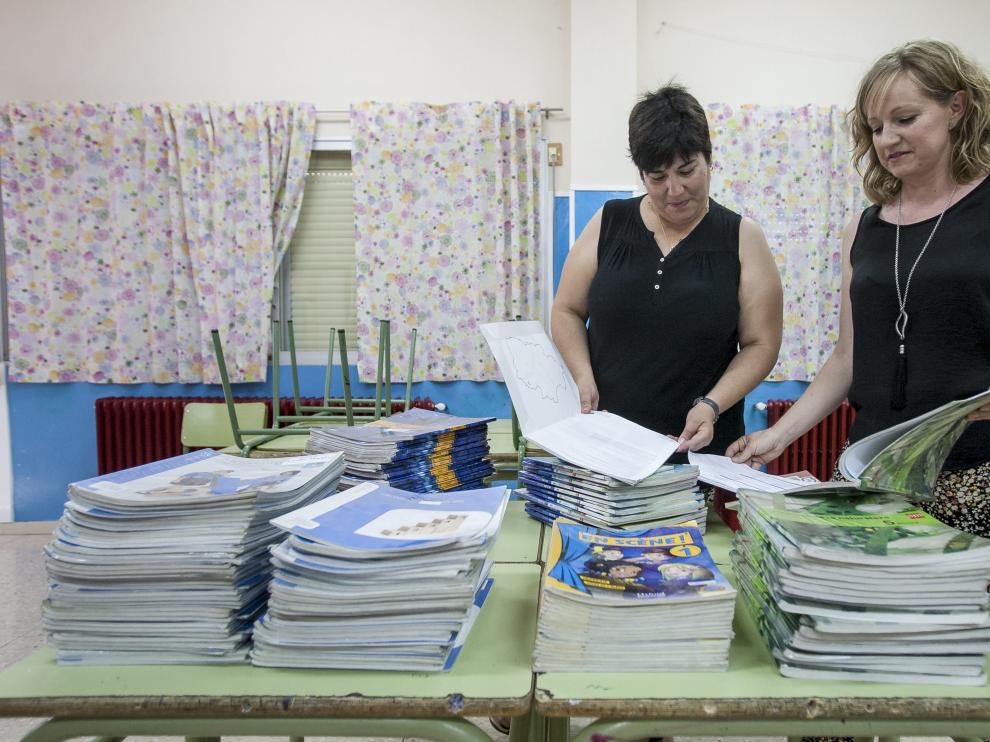 En el público Gloria Arenillas llevan cinco años con el banco de libros en marcha al que se apuntan casi todas las familias. Al terminar junio recogen y revisan todos los libros y preparan los lotes del curso siguiente.Participan casi todas las familias.