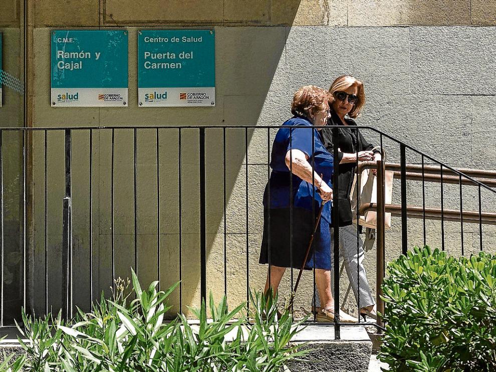 Un centro de salud en uno de especialidades. El centro de salud Puerta del Carmen está ubicado en la primera planta del Centro de Especialidades Ramón y Cajal. Abrió sus puertas hace dos años tras cerrar el antiguo ambulatorio de Hermanos Ibarra.