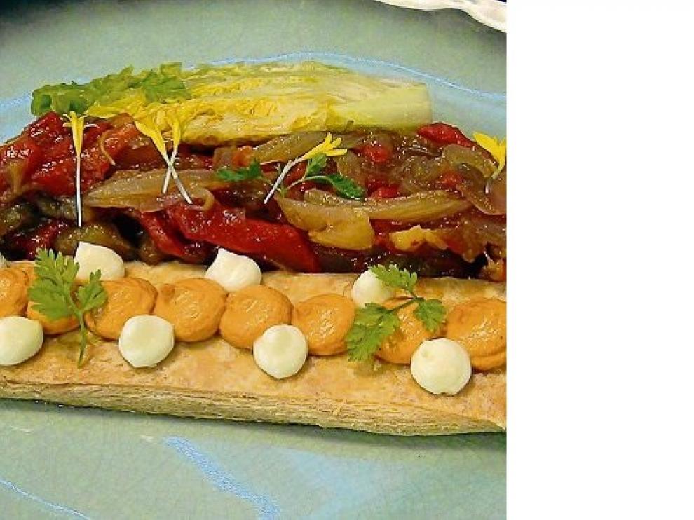 Coca con verduras y romescu, irish coffee y timbal de frutas.