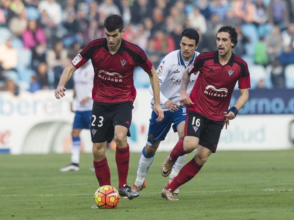 Néstor Salinas conduce la pelota en el Zaragoza-Mirandés de la pasada campaña.