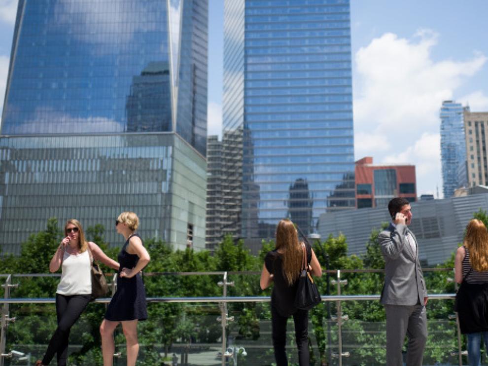Personas en la visita al parque elevado inaugurado en Nueva York.