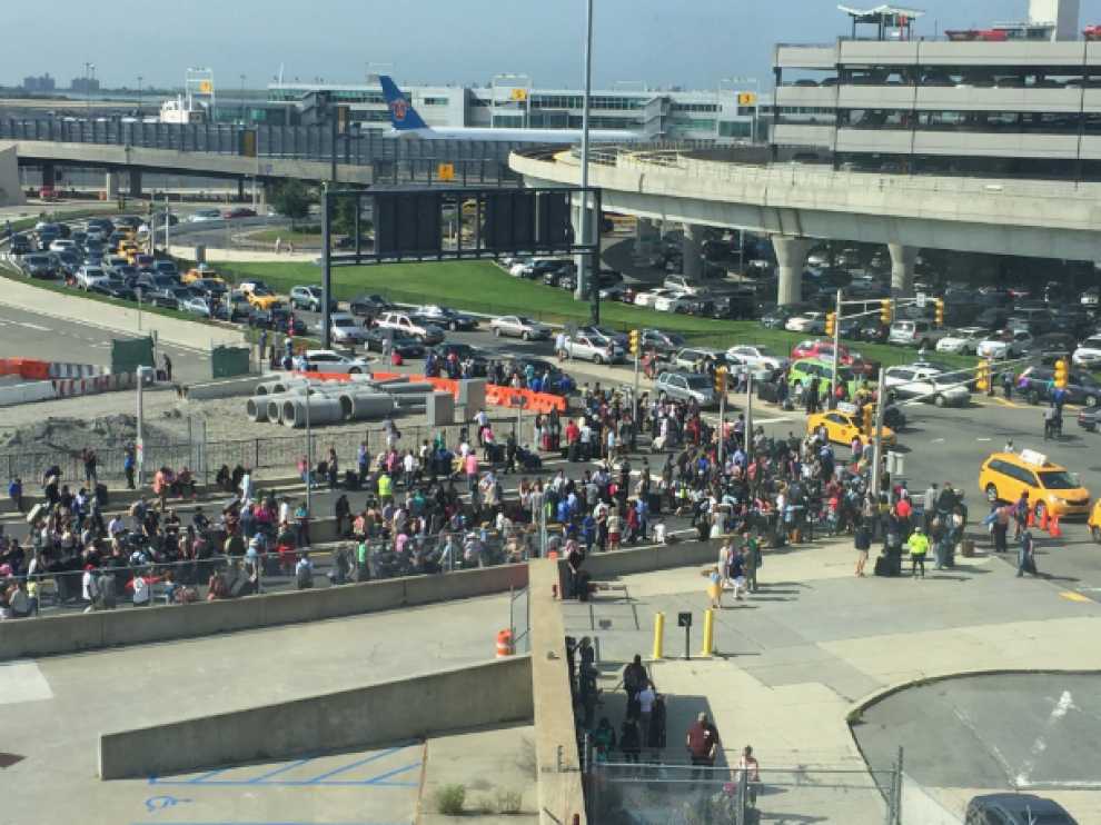 Cientos de personas abandona la terminal 5 del JFK de Nueva York