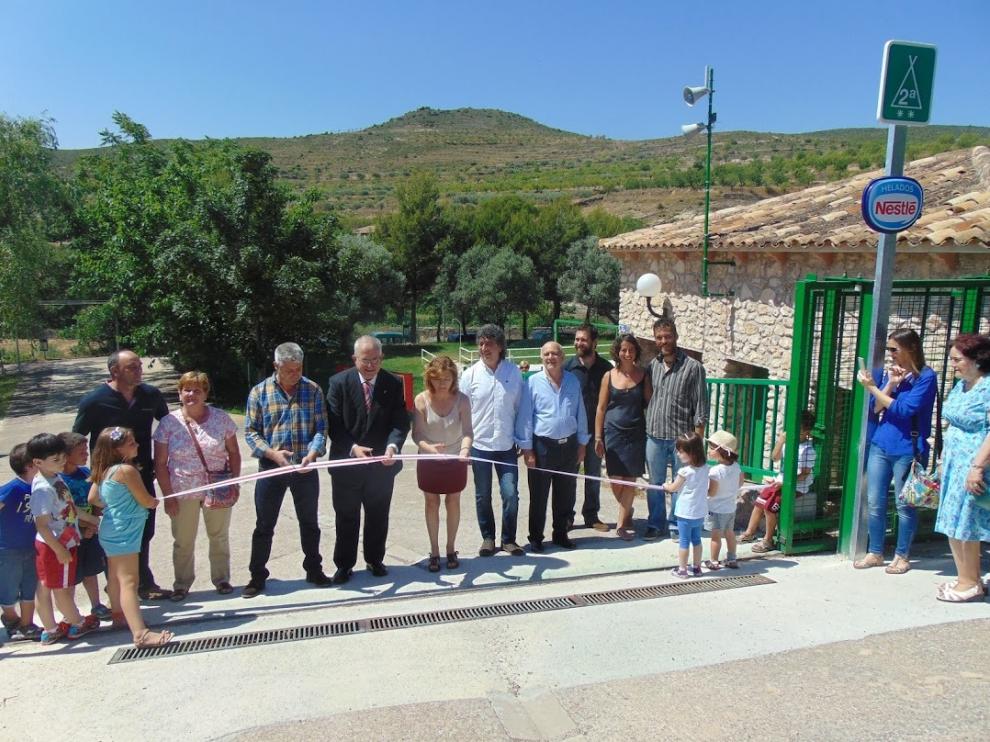 Las autoridades, en el corte de la cinta para la inauguración ayer del campin de Trasobares.