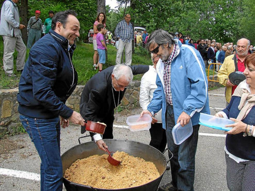 Reparto de migas en una edición antigua de la romería del Quililay.