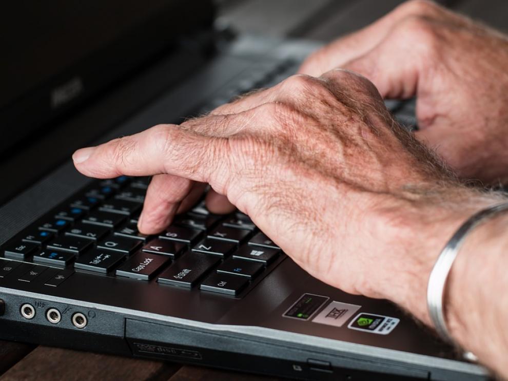 Un 60,7% de la población de entre 65 y 74 años que consume internet, lo hace al menos cinco días a la semana.