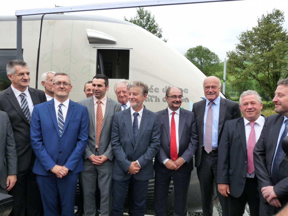 El presidente de Aragón junto al presidente de Aquitania y otros responsables institucionales durante el acto de inauguración.