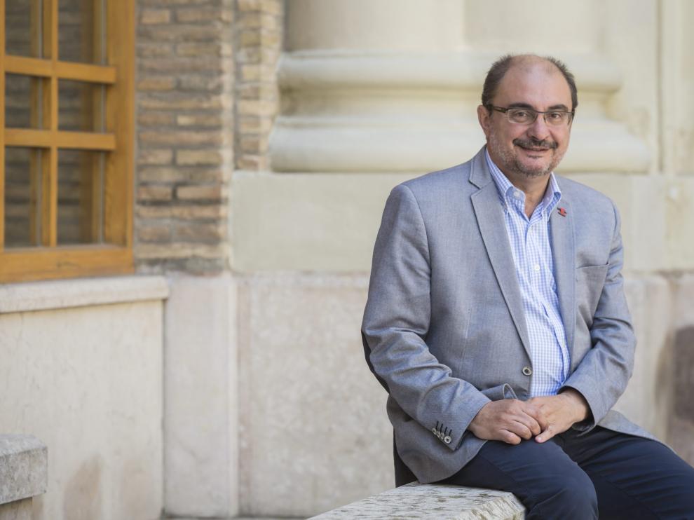 El presidente aragonés, el socialista Javier Lambán, en el patio de Presidencia del edificio Pignatelli.