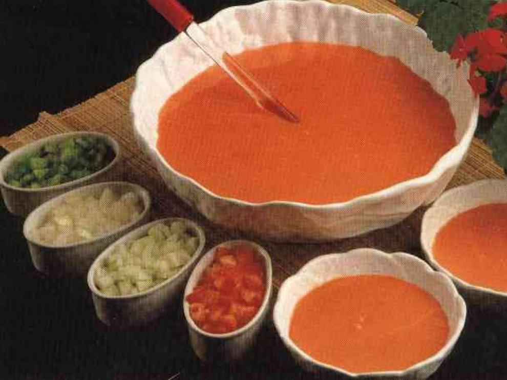Un buen gazpacho, acompañado de su guarnición.