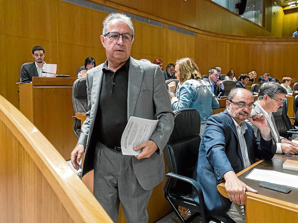 Fernando Gimeno, en primer plano, y el presidente Lambán en el pleno del día 29 de junio.
