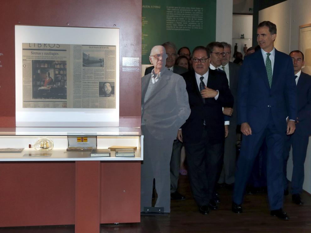 El Rey, en la exposición de Cela este lunes, en la Biblioteca Nacional