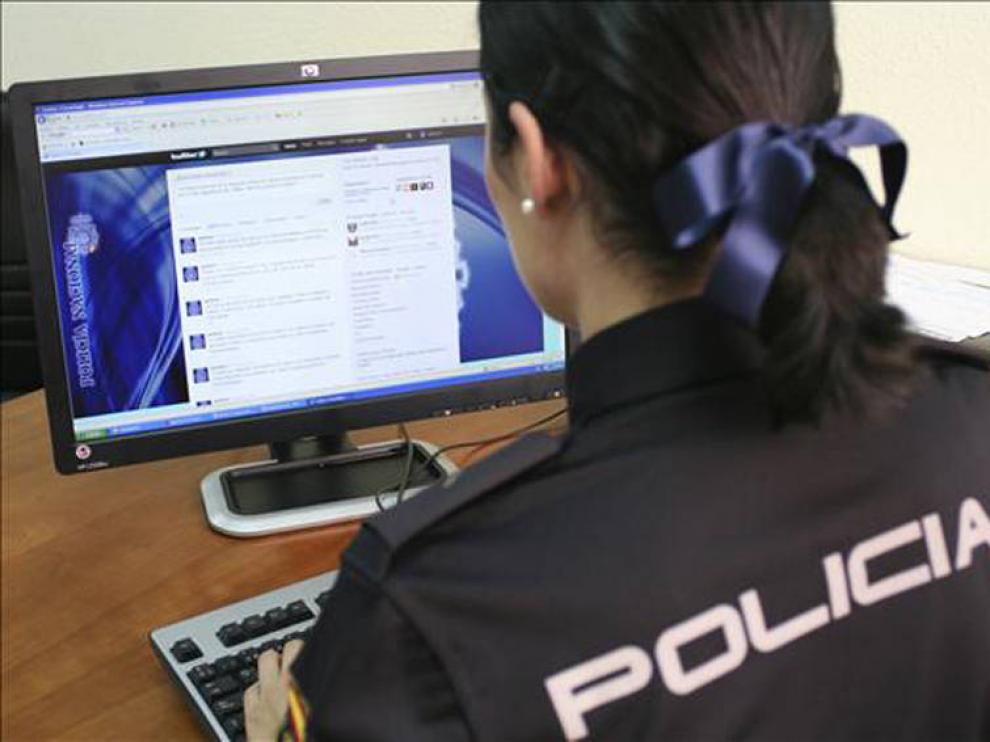 Imagen de una agente de la brigada de delitos informáticos