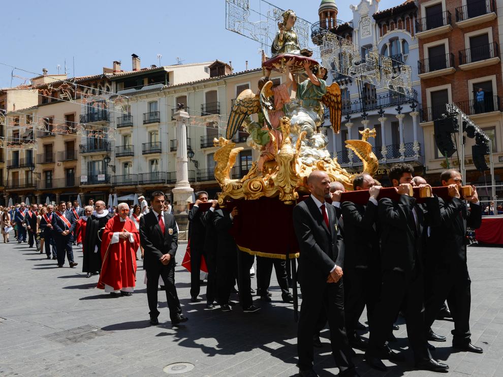 Concejales y miembros del Seisado acompañaron a Santa Emerenciana en procesión.
