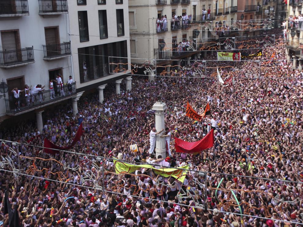 Imagen de la plaza Carlos Castel durante la puesta del Pañuelo en Teruel.