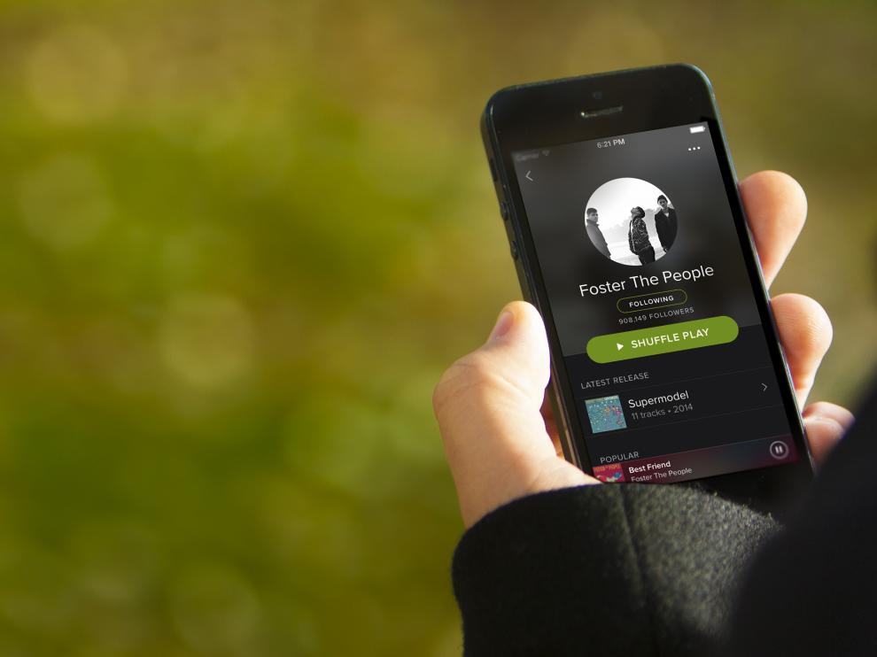 Un usuario utiliza la aplicación de Spotify para móviles.