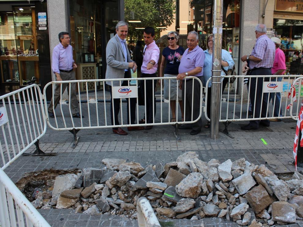 El portavoz del PP en el Ayuntamiento, Jorge Azcón, junto a residentes de la calle Rioja ante las obras