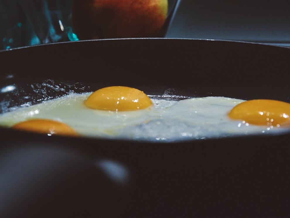 Unos apetitosos huevos fritos en la sartén.