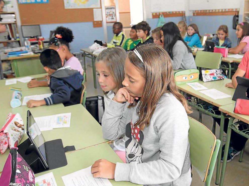 Alumnos al inicio de curso en un colegio de la capital soriana el año pasado