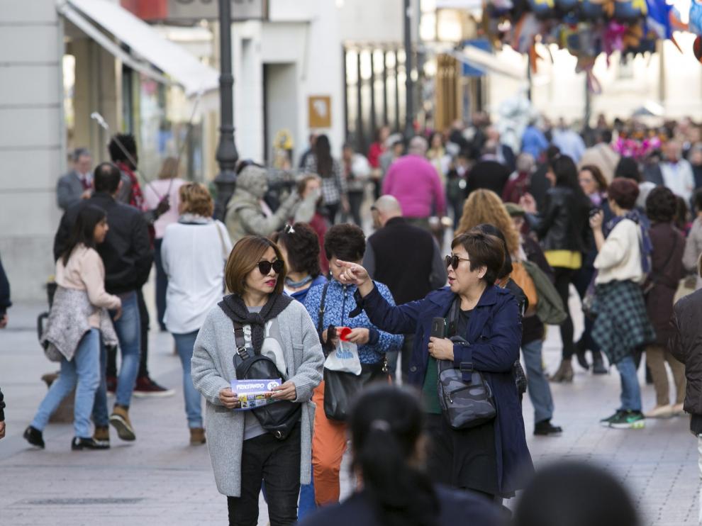 Hasta las turistas orientales cogen capazos cuando están de visita en Zaragoza.