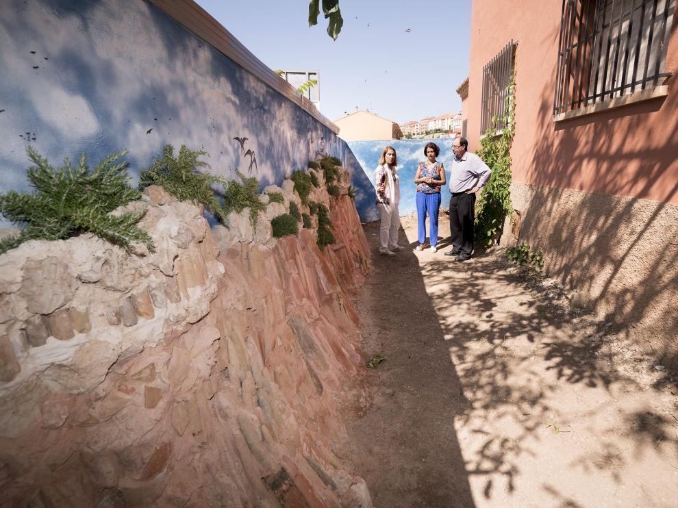 El mural en la foto reproduce los cerros de Santa Bárbara. Al fondo, Gorbe, Buj y Esteban.