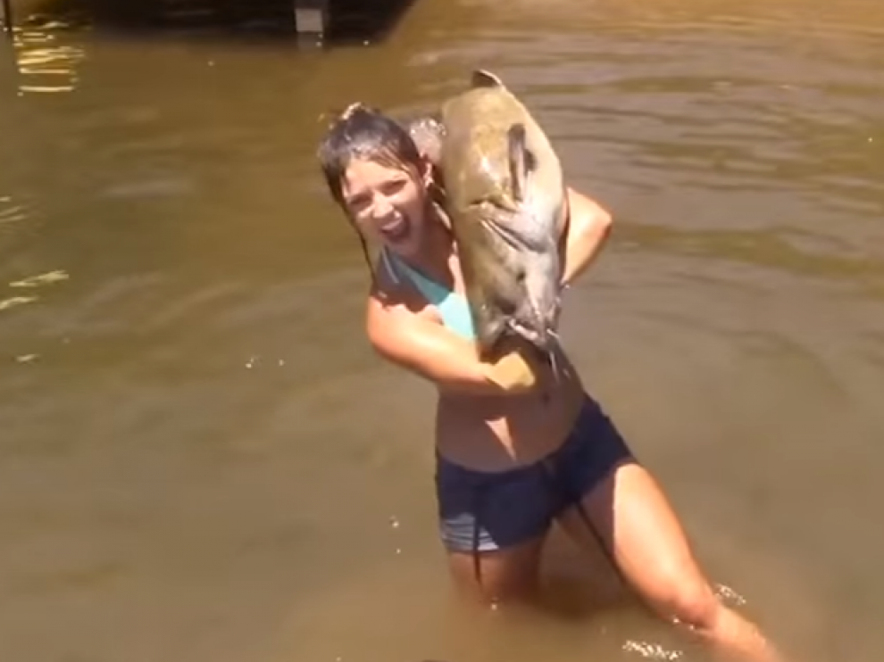 Una joven atrapa un siluro con las manos en Alabama.