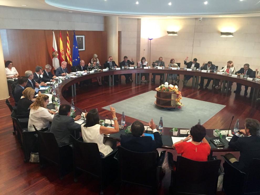 Fotografía de archivo de una votación en el pleno de la DPH.