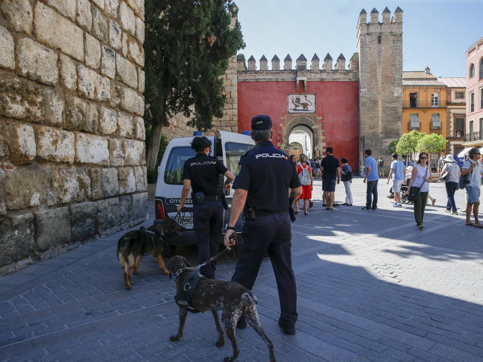 Policía patrullando por las calles de Sevilla.