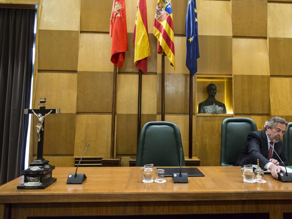 El anterior Gobierno. La decisión de nombrar por libre designación a los altos cargos fue tomada por el anterior Ejecutivo local, del PSOE, que estaba presidido por Juan Alberto Belloch en la imagen de archivo, en un pleno.