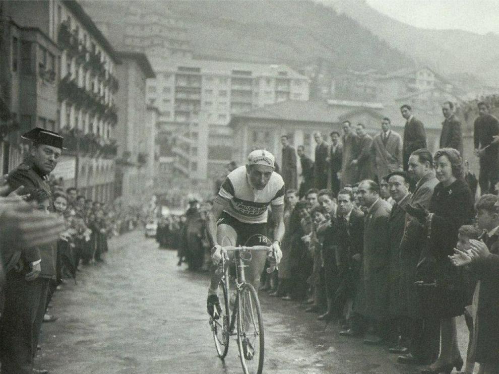El gran corredor del equipo Bianchi cruza las calles de Éibar con su peculiar y fino estilo.