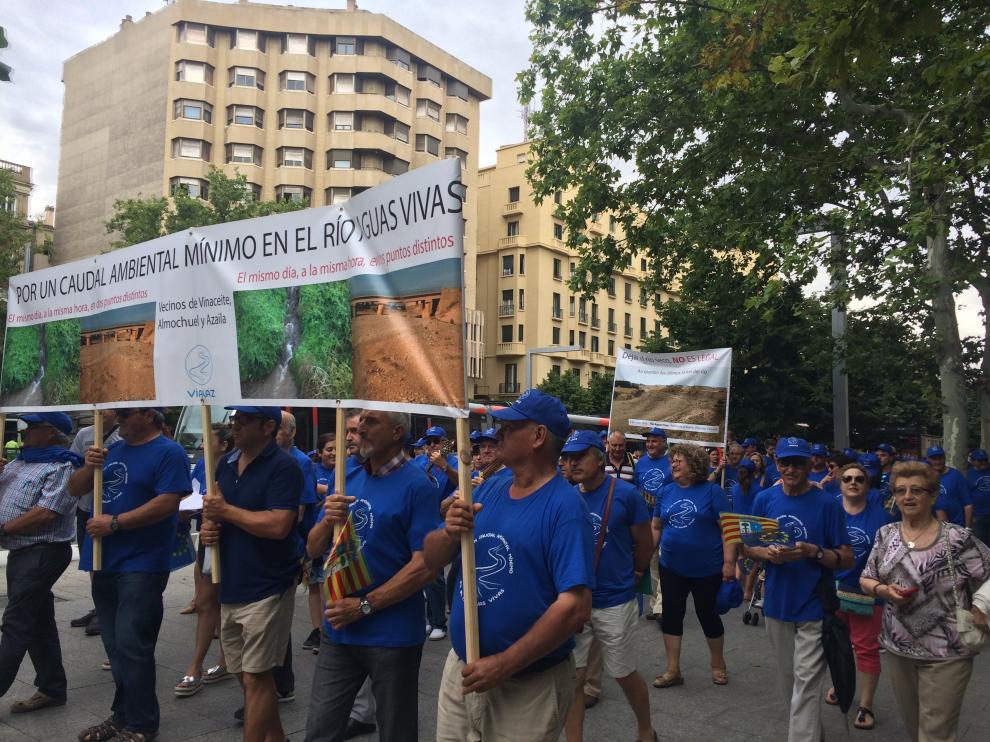 Manifestación por un caudal mínimo en el río Aguas Vivas.