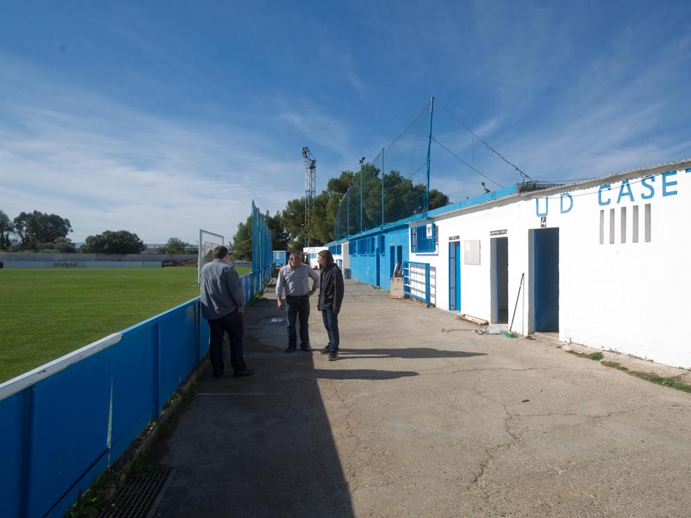El concejal de Deportes, Pablo Híjar en la imagen, a la derecha, visitó en octubre las instalaciones del campo de San Miguel de Casetas, que han precisado de varias actuaciones urgentes por casi 80.000 euros con cargo a las arcas municipales.