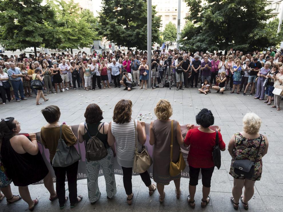 ?Unas 300 personas expresan su repulsa contra la violencia machista en Zaragoza