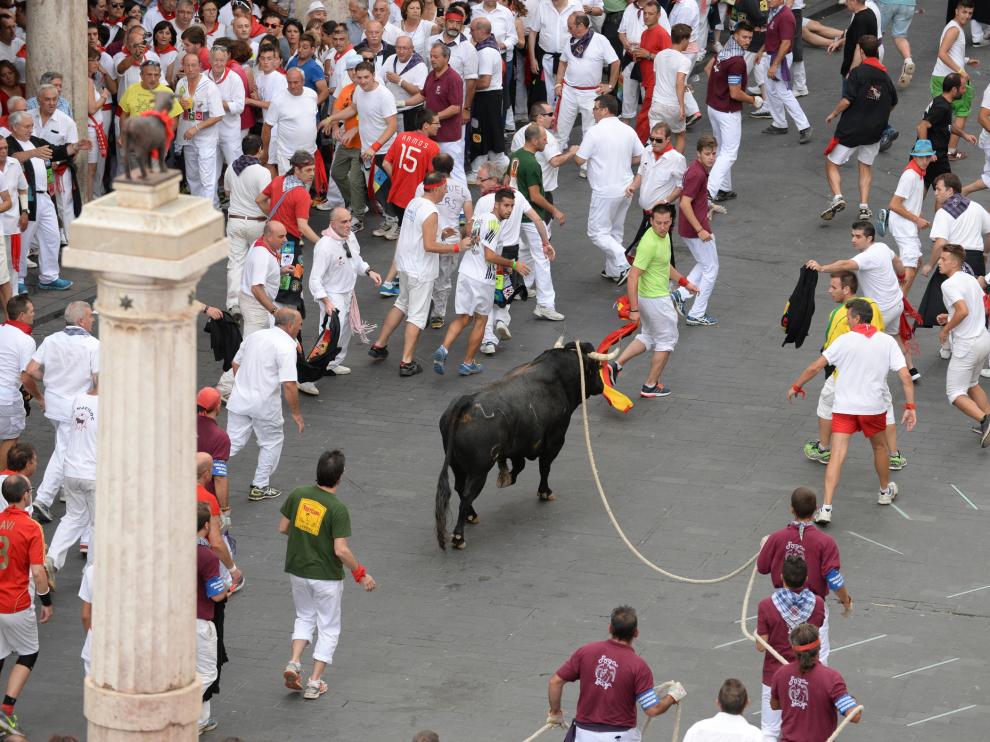 Toro y vaquilla ensogados en Teruel.