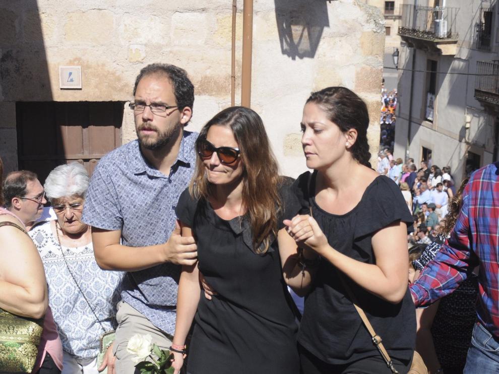 Raquel Sanz, la esposa de Víctor Barrio, en su funeral.