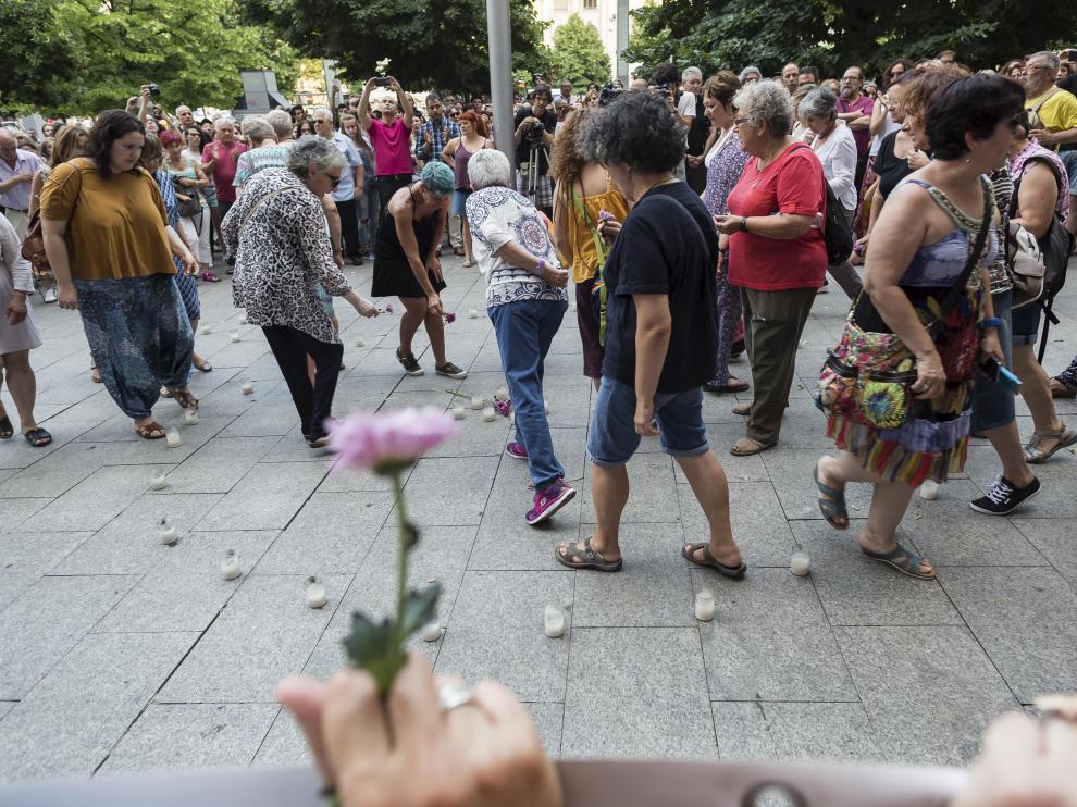 Cientos de personas se concentraron en la plaza de España para exigir medidas urgentes y rotundas contra los crímenes machistas. La Coordinadora de Organizaciones Feministas convocó la protesta y mostró pancartas con lemas como "No morimos, nos matan"