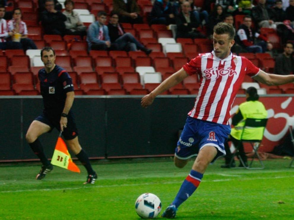 Álex Barrera, en un partido con el Sporting de Gijón